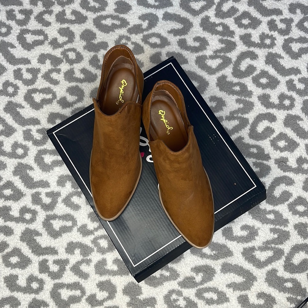 ๐Womens Snatch Chestnut Booties๐ - Picture 3 of 8